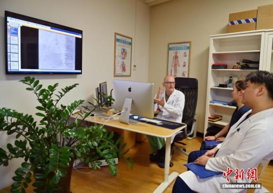 10��17�գ������L(zh��ng)����������(��һ)�������t(y��)���������g(sh��)��(j��ng)�(y��n)������ �z