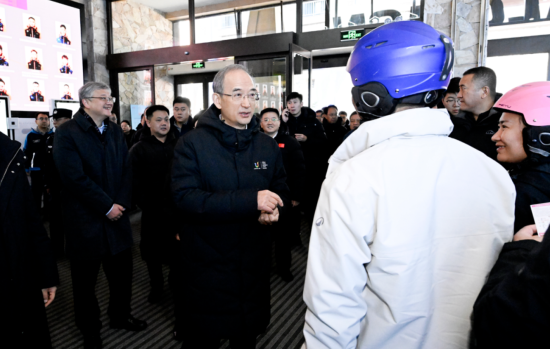 11��22�գ�����ʡ2025-2026��ѩ���_���ߵ�31�ü����Fڡ��ѩ��(ji��)�_Ļʽ�ڼ����������ɻ����ȼم^(q��)�e����ʡί��ӛ�S����ѩ�ߴ�d�c��ʡ�ο��H�н�����