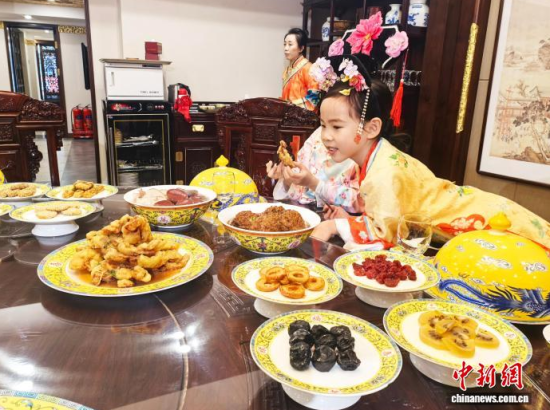 2��5��������ʡ�����У������M����Сʳ��Ʒ�L���M��˴��롱����������ӛ�� ʯ���� �z