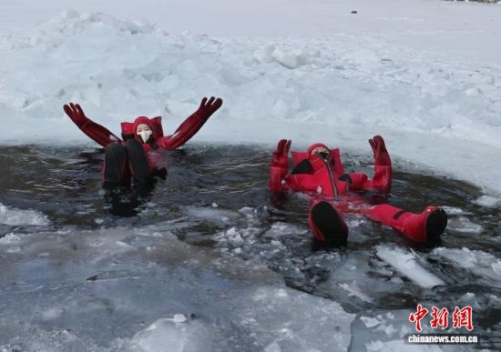 2��5�գ�����ʡ�L������һ�(xi��ng)��(d��)�صı����(xi��ng)Ŀ���������ο�ǰ���w�(y��n)���ڇ�(y��n)������������c��������Ŀ�ļtɫ�����b�䣬��ȻƯ���ڱ���֮�������܄e�µı�ѩ��Ȥ�������� �z