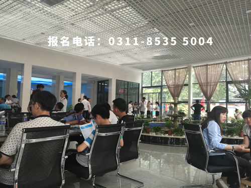 石家莊鐵路職業(yè)技工學(xué)校學(xué)費(fèi)一年多少？